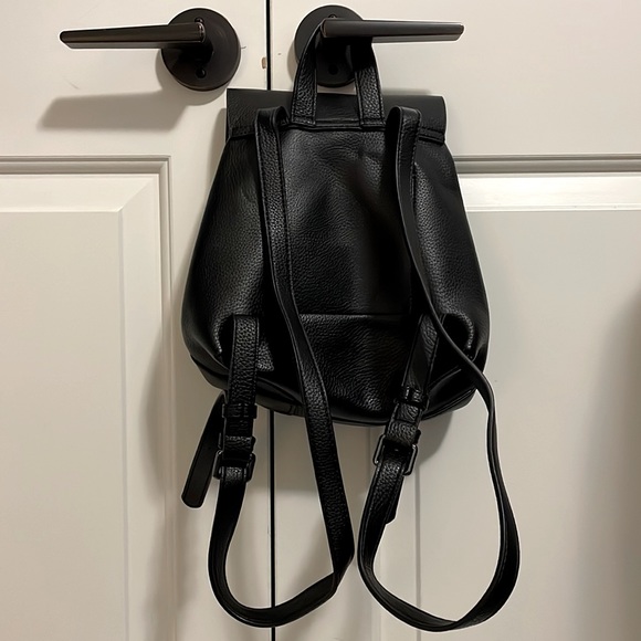Minimalist backpack - Picture 5 of 10